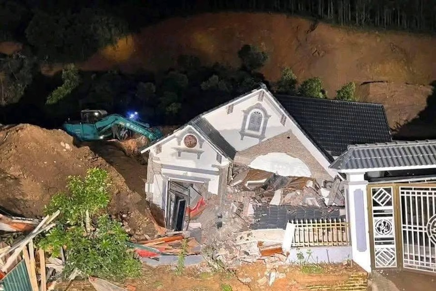 Lào Cai: Sạt lở đất vùi lấp 2 nhà dân trong đêm làm 2 người tử vong