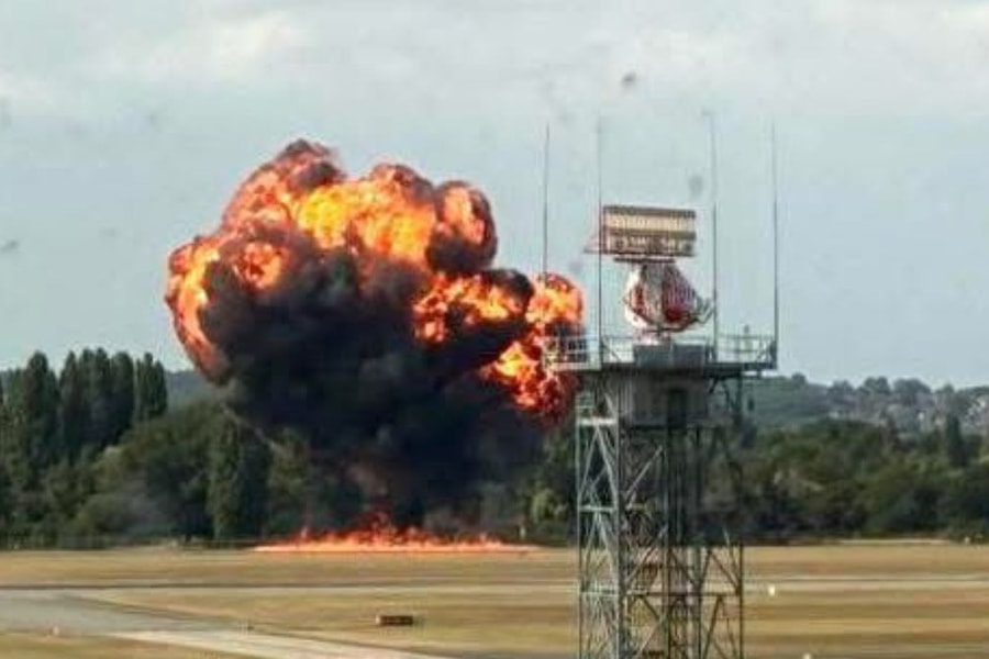 Video máy bay lao xuống ngay sau khi cất cánh tại London