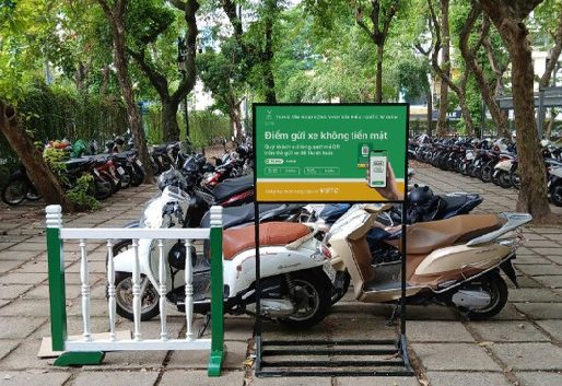 Hà Nội: Tăng cường kiểm tra việc trông giữ xe không dùng tiền mặt