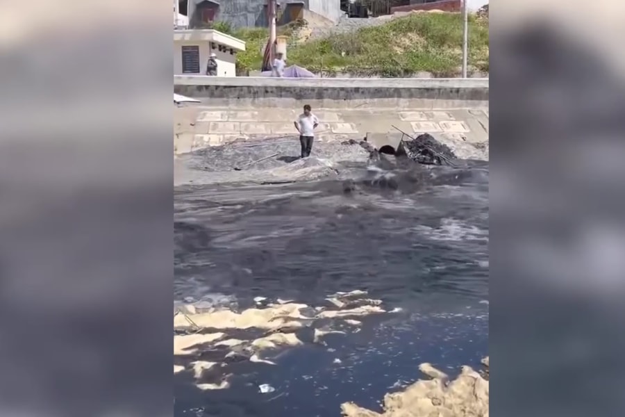 Gia Lai: Nước thải đen ngòm chảy tràn trên bãi biển Quy Nhơn khiến du khách bức xúc