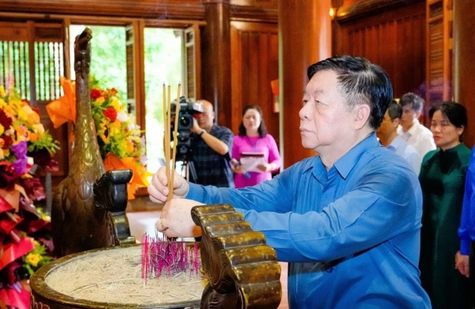 Trưởng Ban Tuyên giáo và Dân vận Trung ương Nguyễn Trọng Nghĩa dâng hương tưởng niệm Chủ tịch Hồ Chí Minh và các Anh hùng liệt sĩ tại Nghệ An