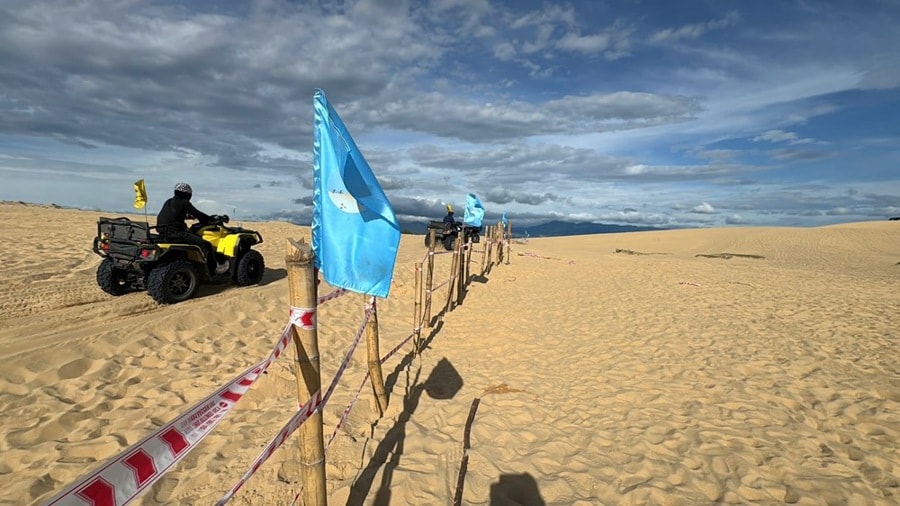 Quảng Trị: Yêu cầu dỡ bỏ cọc tre rào chắn trên đồi cát Quang Phú