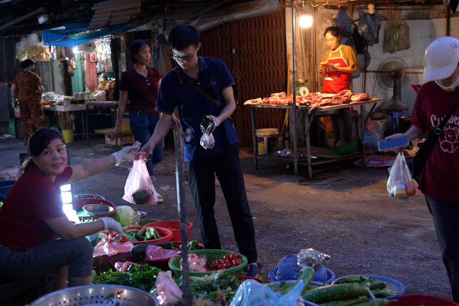 Hà Nội sẽ siết chặt rác thải nhựa: Chợ truyền thống sẵn sàng thích nghi