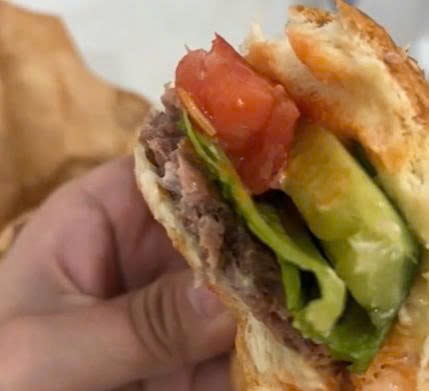 Đà Nẵng: Vào cuộc xác minh vụ nghi có dòi trong bánh mì hamburger