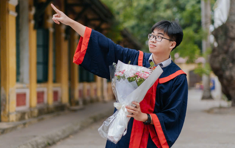 Không học thêm tràn lan, nam sinh chuyên Anh là thủ khoa kép toàn quốc