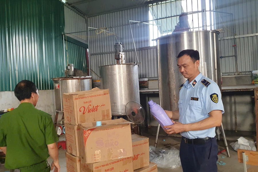 Vạch mặt 'lò' sản xuất hàng giả D-nee, Hygiene quy mô lớn tại Hưng Yên