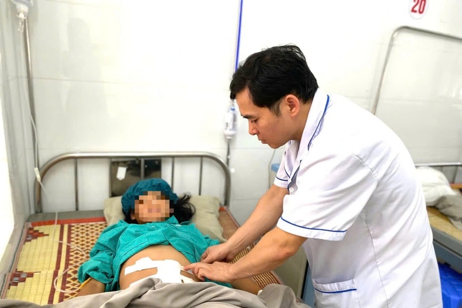 Cắt bỏ khối u nặng 9kg trong bụng bé gái 14 tuổi