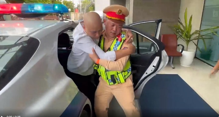 Bất tỉnh trên xe khách, nam thanh niên được CSGT đưa đi cấp cứu