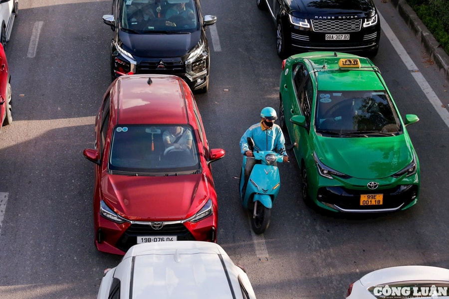 Xe máy ùn ùn đi vào làn ô tô trên đường Võ Chí Công, sau hơn một tuần điều chỉnh phân làn