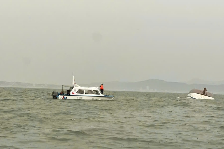 Quảng Ninh: Đắm tàu du lịch đang hoạt động trên Vịnh Hạ Long