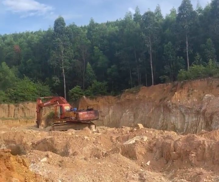 Gia Lai: Khai thác đất trái phép quy mô lớn ở Hòn Vọng Phu núi Bà