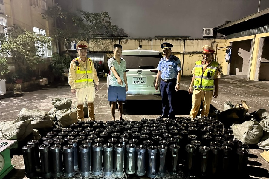 Quảng Ninh: Bắt xe chở 128 bình khí cười