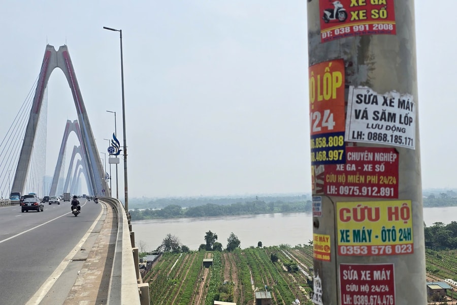 Luật sư kiến nghị xử lý nghiêm hành vi 'bôi bẩn' cầu Nhật Tân bằng quảng cáo trái phép