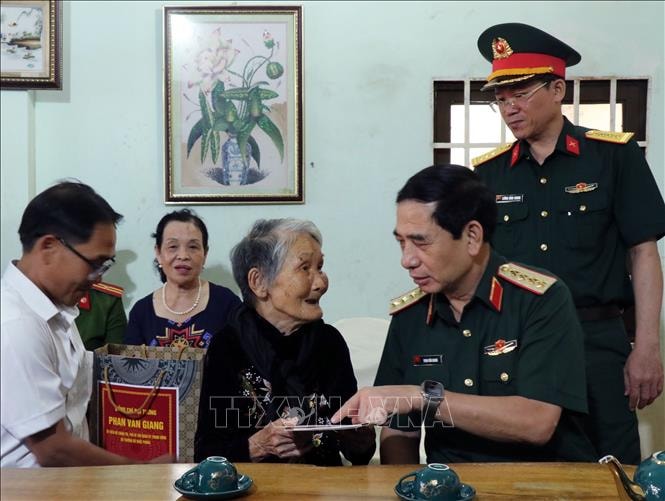Đại tướng Phan Văn Giang thăm gia đình chính sách và người có công tỉnh Đắk Lắk