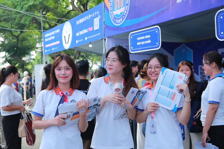 Trường Đại học Thương mại dự báo điểm chuẩn các ngành năm 2025