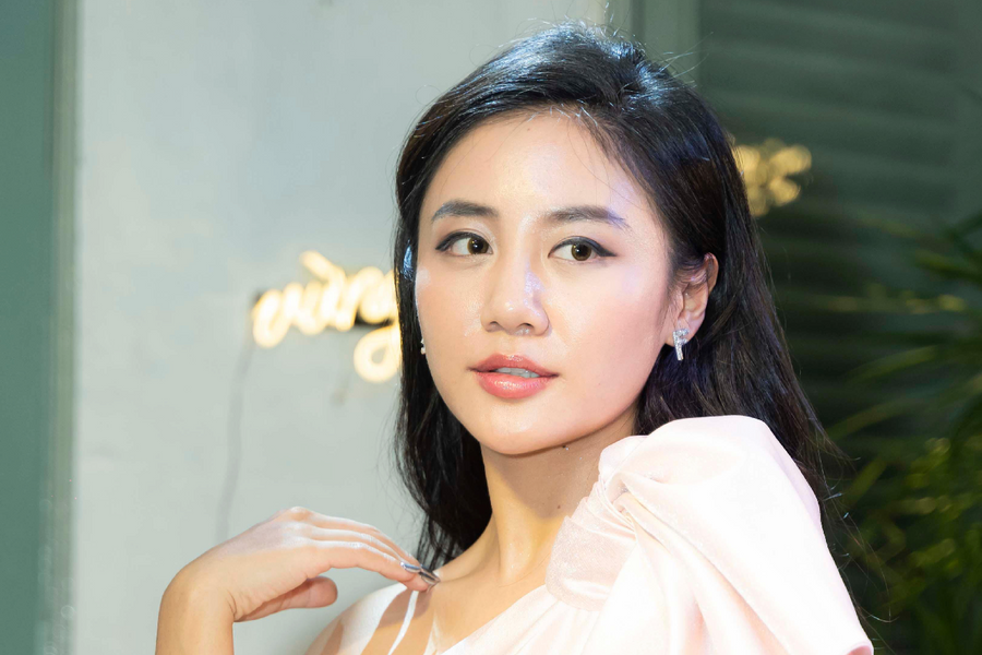 Văn Mai Hương lùi lịch phát hành MV, chia buồn với các nạn nhân vụ lật tàu trên vịnh Hạ Long