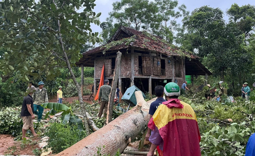 Phú Thọ: Giông lốc làm 1 người chết, hàng trăm nhà cửa và trường học hư hỏng