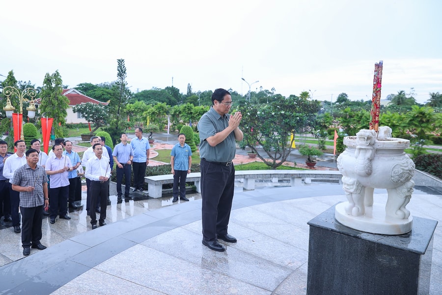 Thủ tướng Phạm Minh Chính tưởng niệm, tri ân các anh hùng liệt sĩ, người có công tại An Giang