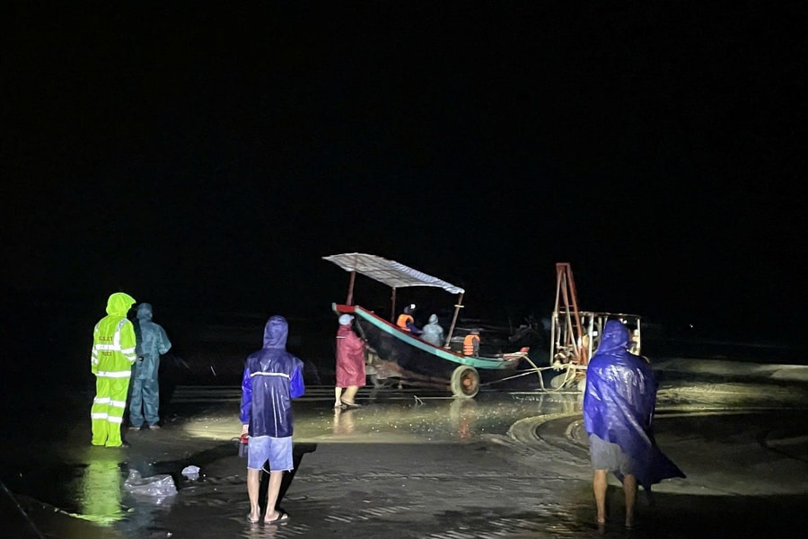 Hà Tĩnh: Hai tàu cá cùng 8 ngư dân mất liên lạc đã cập bờ an toàn