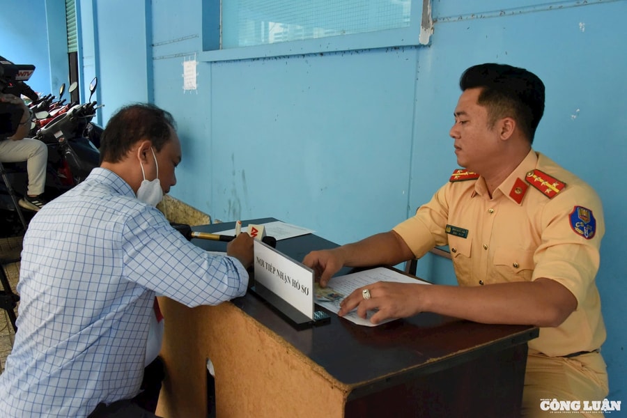 CSGT TP HCM tăng ca tận khuya phục vụ sát hạch