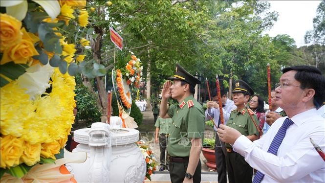 Tri ân các anh hùng, liệt sĩ Công an nhân dân