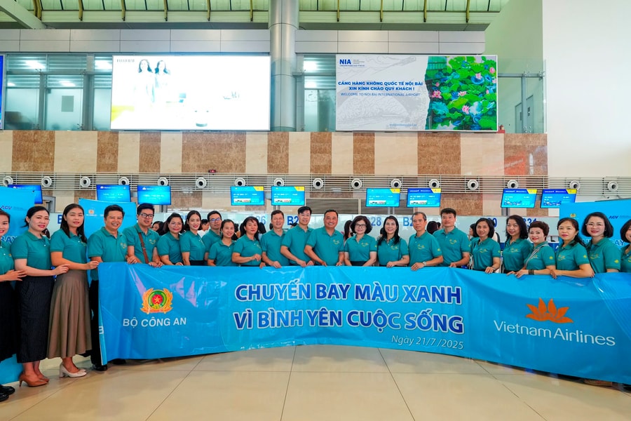 Vietnam Airlines đồng hành cùng Bộ Công an tổ chức “Chuyến bay màu xanh - Vì bình yên cuộc sống 2025”