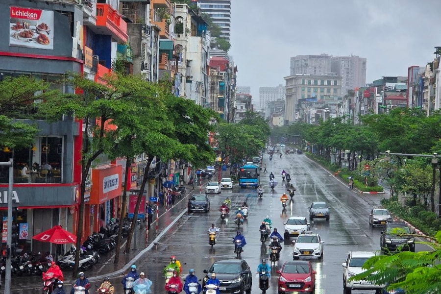 Hà Nội: Cảnh báo mưa dông diện rộng, đề phòng lốc, sét, gió giật mạnh