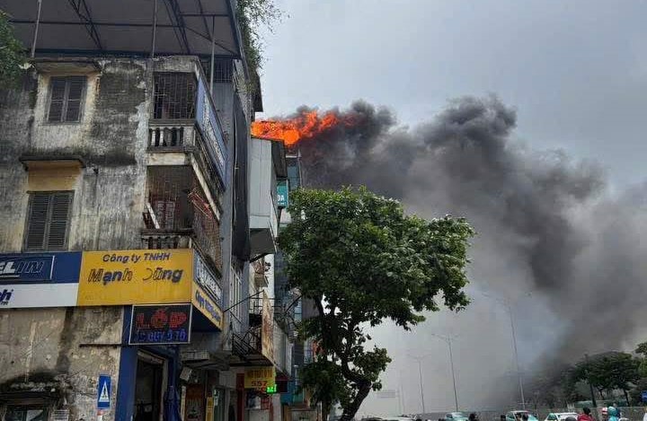 Hà Nội: Cháy nhà trên đường Giải Phóng, cột khói bốc cao hàng chục mét