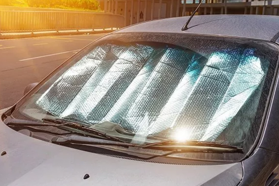 Dùng tấm chắn nắng có thật sự giúp xe mát hơn vào mùa hè?