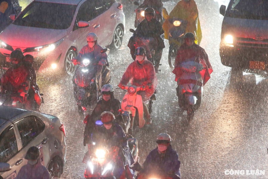 Từ đêm nay, Bắc Bộ mưa to đến rất to, nguy cơ lốc sét và gió giật mạnh