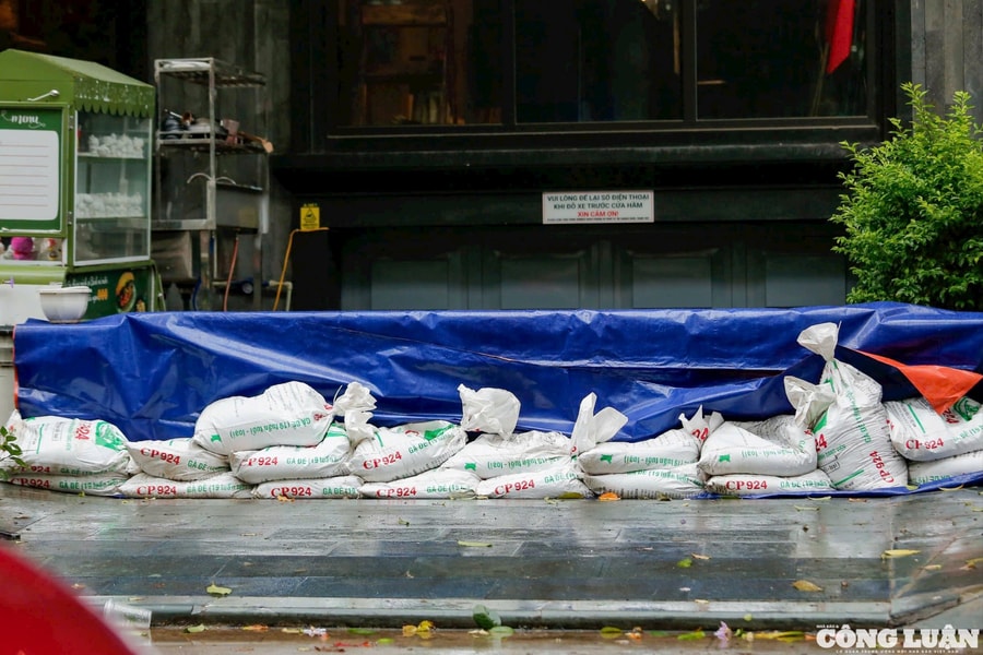 Người dân Hà Nội dùng bao cát, vách chắn, lốp xe ứng phó bão Wipha