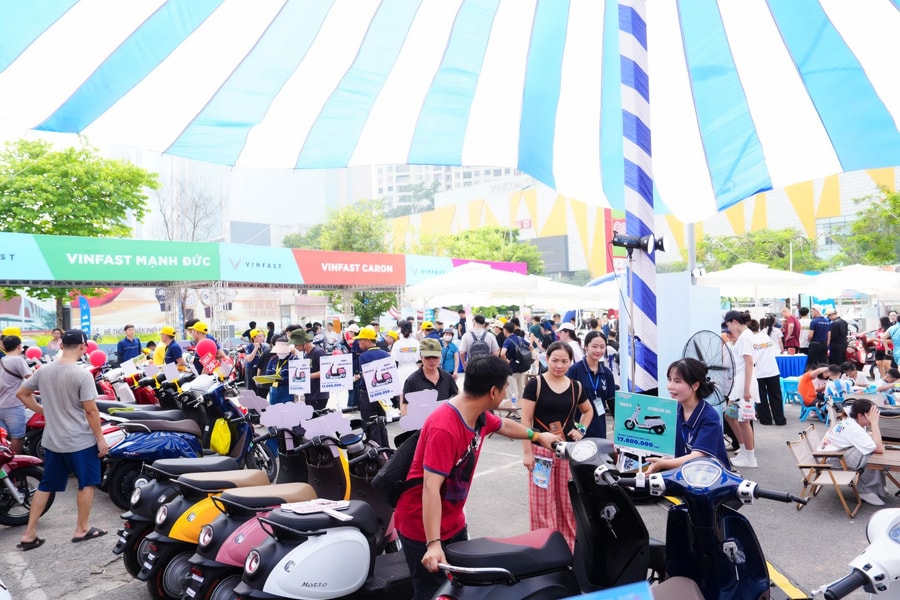 Người dân Hà Nội rộn ràng đổi xe xăng, lên đời xe máy điện