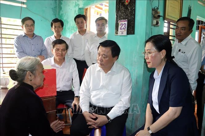 Ủy viên Bộ Chính trị Nguyễn Xuân Thắng thăm, tặng quà gia đình chính sách tiêu biểu