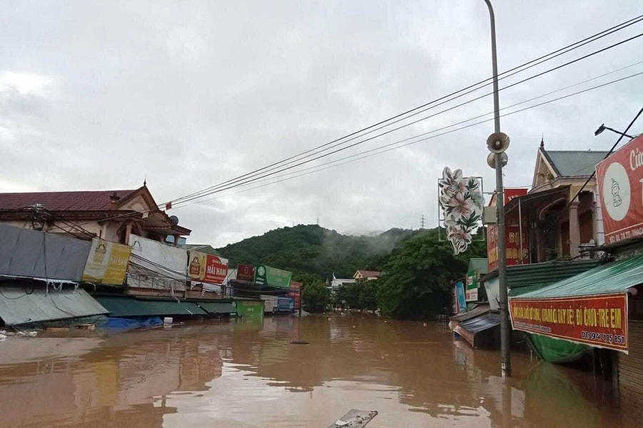 Lũ lịch sử đổ về hồ Bản Vẽ, nhiều sự cố đê điều sau bão số 3