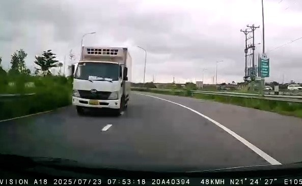 Tài xế dính phạt gần 20 triệu đồng vì lái xe ngược chiều ở khu công nghiệp Yên Bình