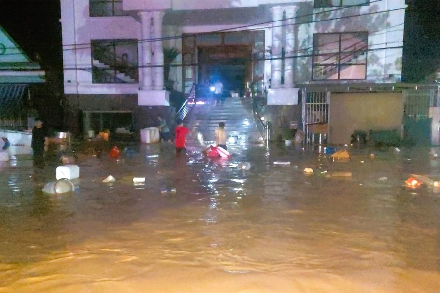 Gần 80.000 người ở Nghệ An mắc kẹt trong lũ, đê điều liên tiếp gặp sự cố