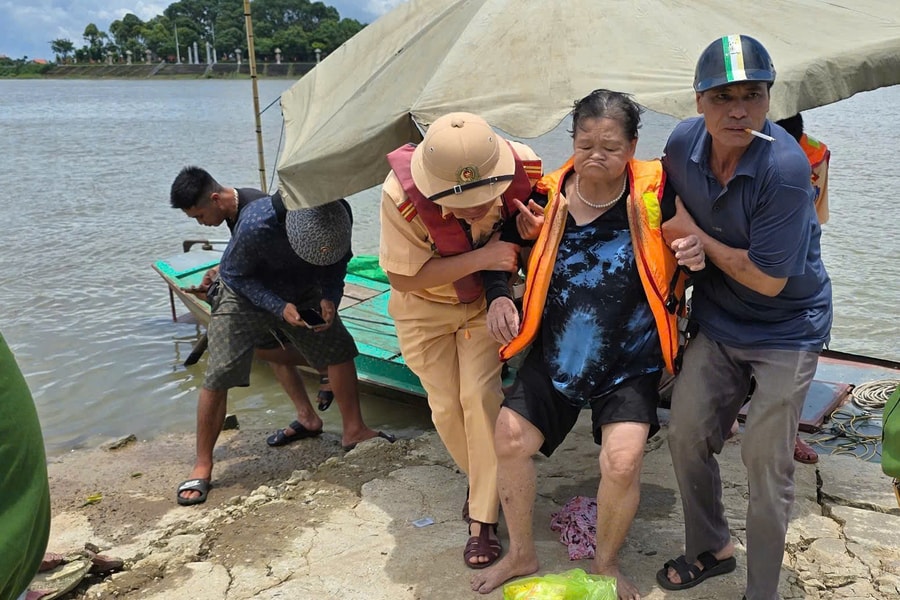 Kịp thời cứu sống cụ bà đuối nước ở cầu Kinh Dương Vương