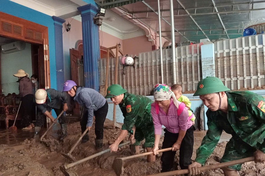 Bộ đội Biên phòng dầm mình trong bùn đất, giúp dân khắc phục hậu quả mưa lũ