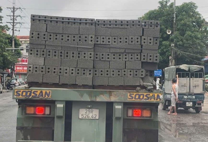 Tài xế chở vật liệu không chằng buộc bị phạt 10 triệu đồng