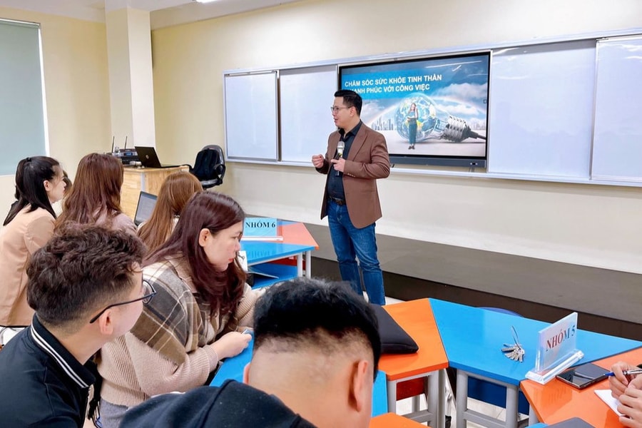 Hào quang trở lại với nghề giáo, hết thời “chuột chạy cùng sào mới vào sư phạm”