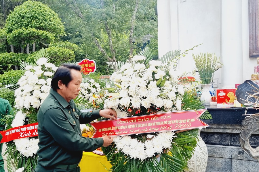 Trung ương Hội Cựu TNXP Việt Nam dâng hương tưởng niệm và trao quà nghĩa tình tại Ngã ba Đồng Lộc