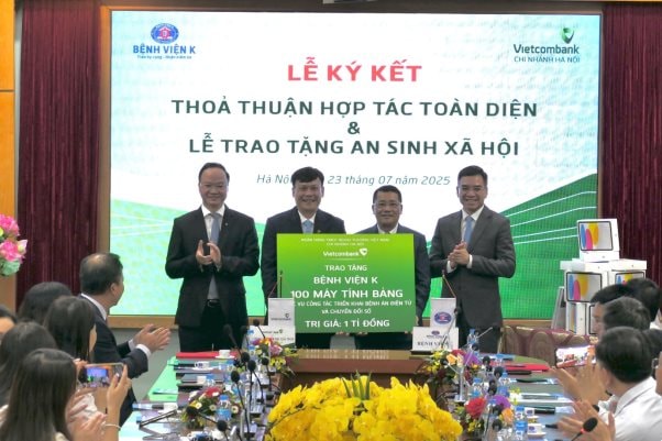 Vietcombank và Bệnh viện K ký kết hợp tác toàn diện, trao tặng 100 máy tính bảng trị giá 1 tỷ đồng phục vụ chuyển đổi số