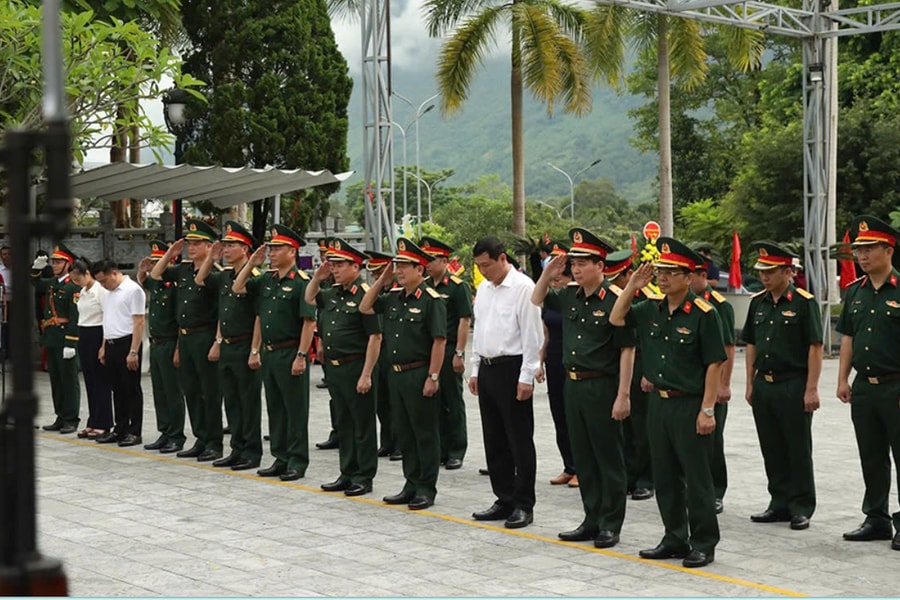 Đoàn công tác Quân ủy Trung ương, Bộ Quốc phòng dâng hương tri ân tại Nghĩa trang liệt sĩ quốc gia Vị Xuyên