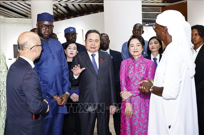 Chủ tịch Quốc hội Trần Thanh Mẫn và Phu nhân tham quan Bảo tàng Văn minh châu Phi