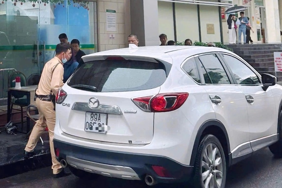 Cảnh sát giao thông mở đường đưa người bị đột quỵ đến bệnh viện kịp thời