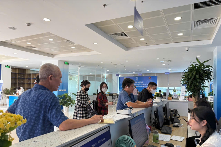Trung tâm Phục vụ hành chính công Hà Nội chấn chỉnh tình trạng 'cò giấy tờ'