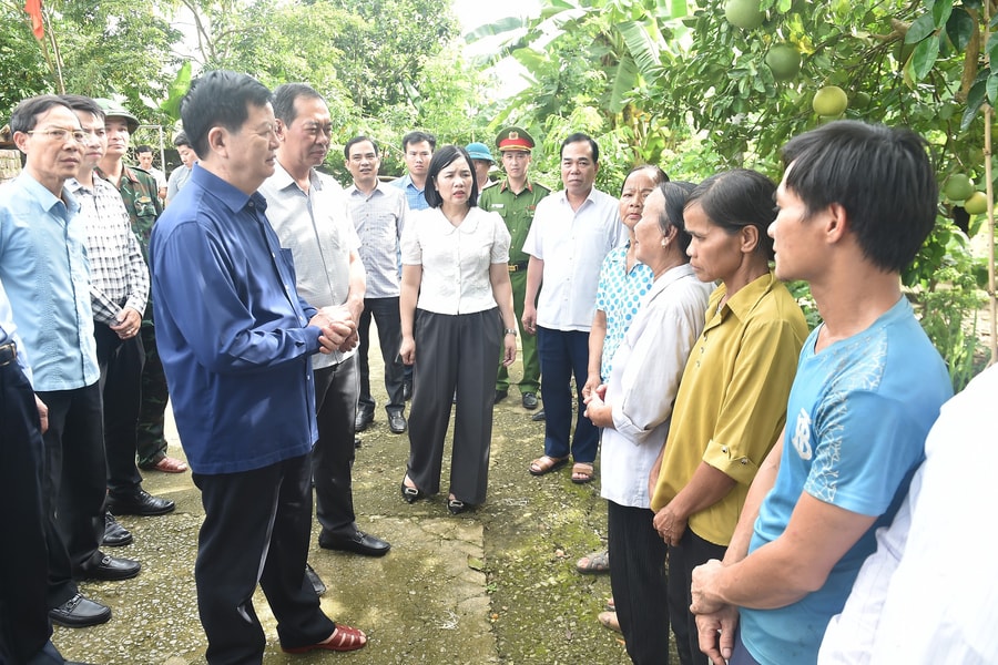 Phó Thủ tướng Mai Văn Chính thăm hỏi, động viên người dân bị ảnh hưởng bởi mưa lũ tại Thanh Hóa, Nghệ An
