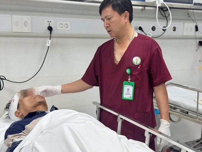 Người đàn ông 58 tuổi nguy kịch sau vụ ô tô mất lái lao lên vỉa hè phố Khâm Thiên