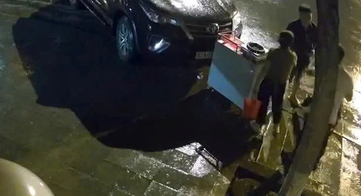 Xác minh clip người đàn ông lái ô tô đòi tông người bán hàng rong