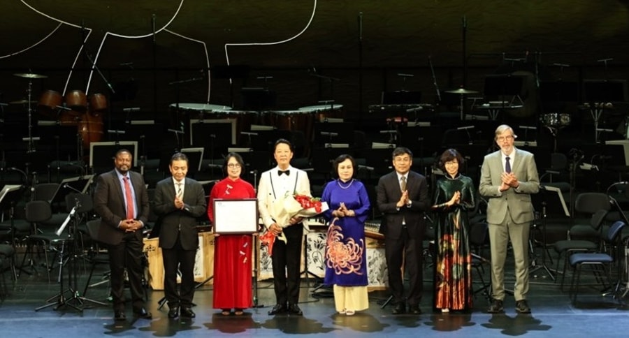 Gia đình cố nhạc sĩ Hoàng Vân nhận bằng Di sản Tư liệu Thế giới của UNESCO